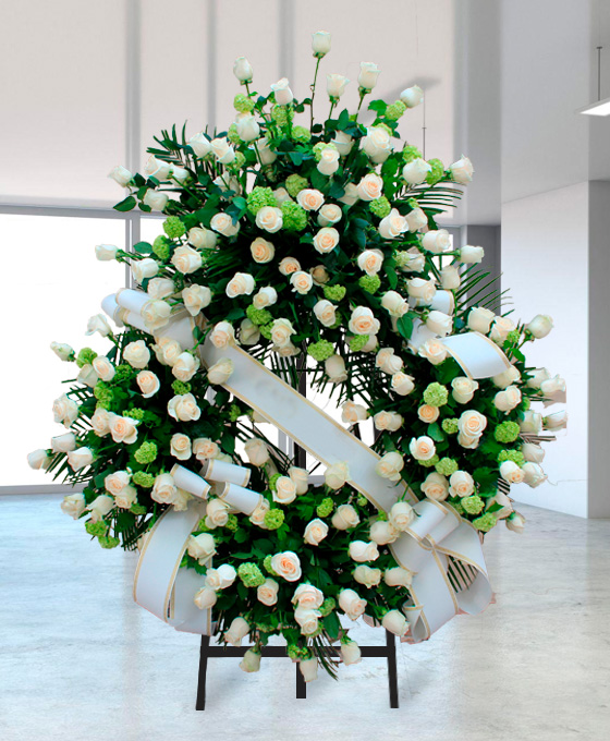 Enviar corona de flores rosas blancas tanatorio Fuenlabrada